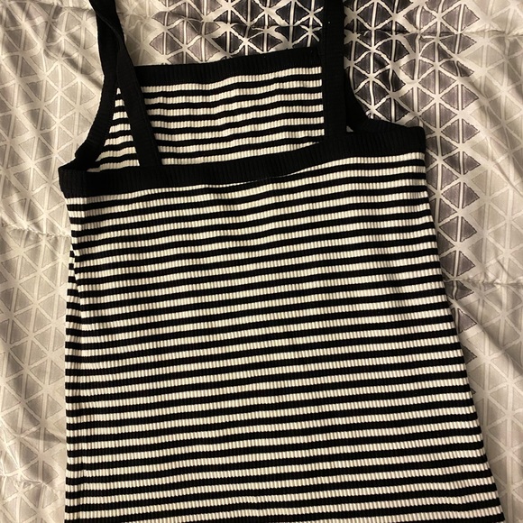 Black and white old navy slim fit tank top - Picture 3 of 3